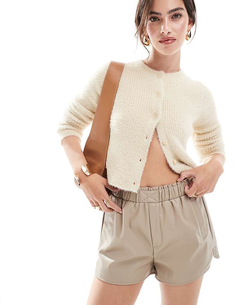 

ASOS DESIGN – коричневые шорты-боксеры из искусственной кожи