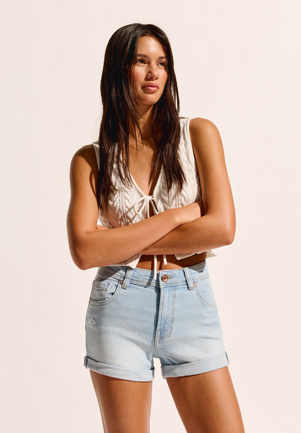 

Джинсовые шорты ROLL-UP Bershka, светло-голубой
