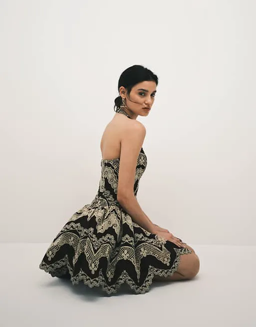 

Коричневое платье мини с кружевной вышивкой и воротником-хомутом ASOS DESIGN