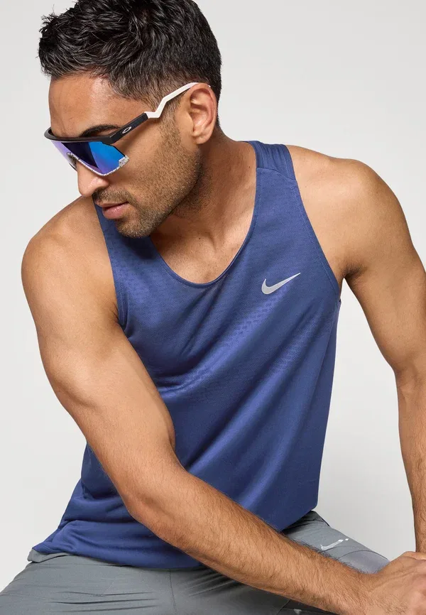Топ без рукавов Nike Performance Stride, цвет темно-синий/отражающий серебристый — фото 4