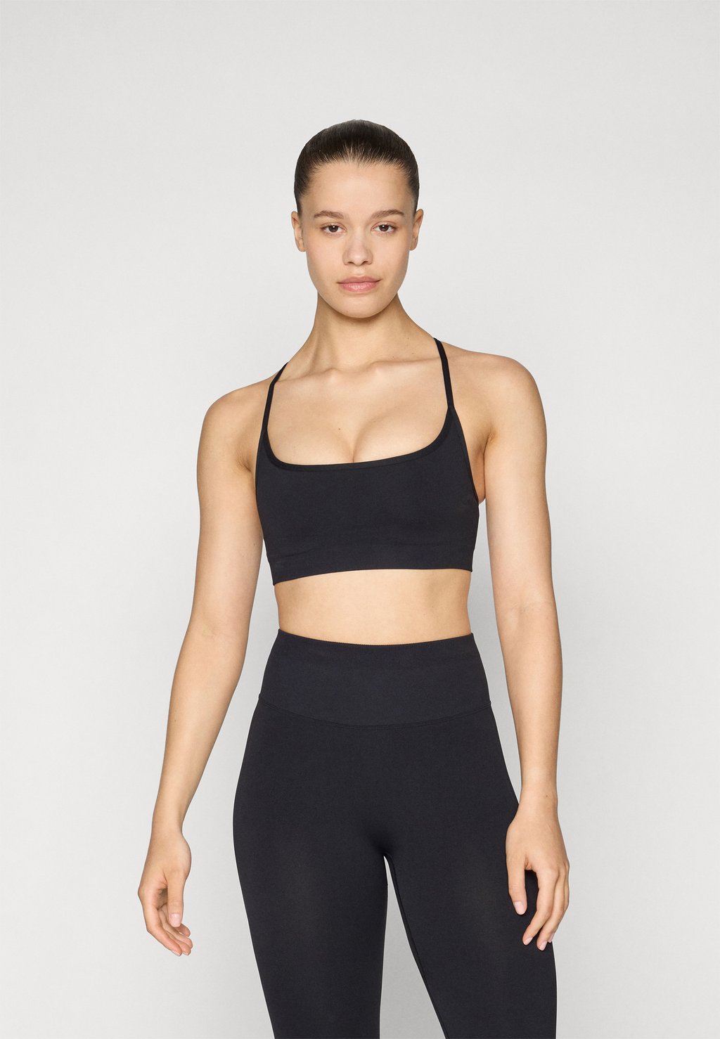 

Спортивный бюстгальтер с легкой поддержкой SLEEK SEAMLESS STRAPPY LOW IMPACT BRA Fabletics, черный