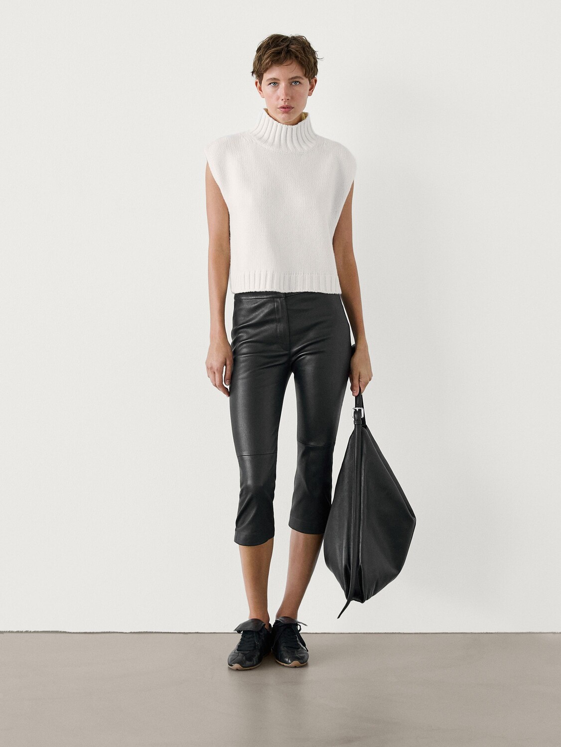 

Укороченные брюки из кожи наппа Massimo Dutti, черный