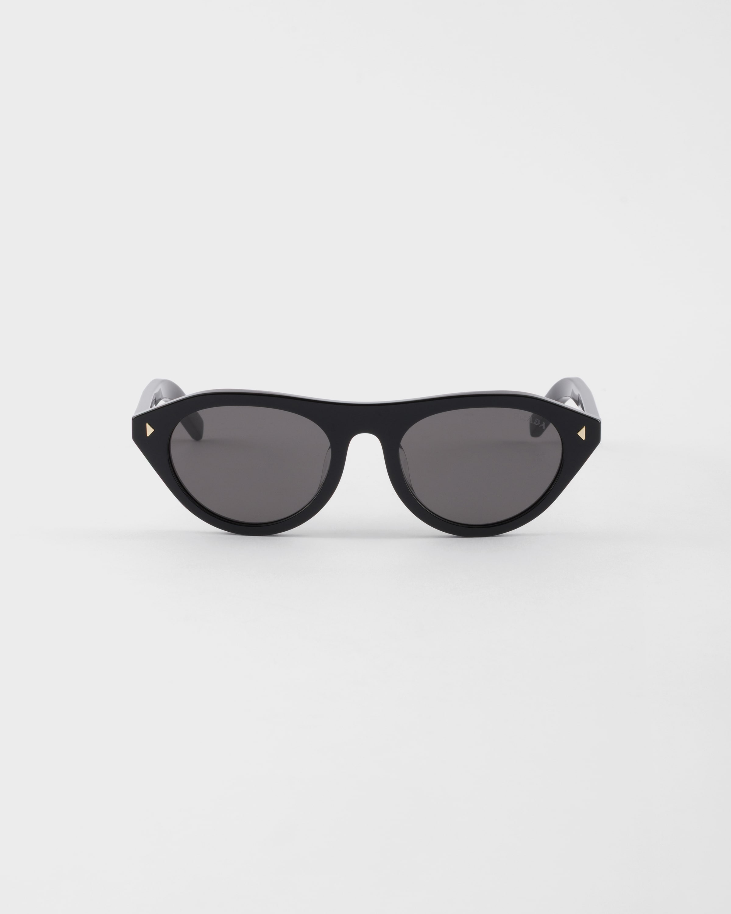 

Солнцезащитные очки Prada с культовой металлической табличкой, черный