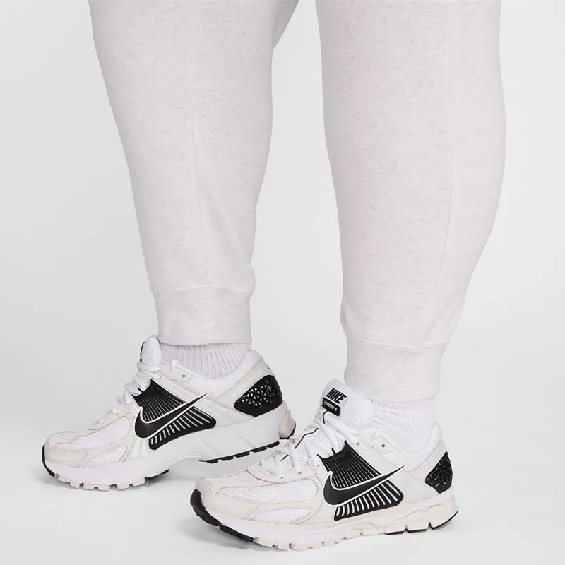Женские флисовые джоггеры со средней посадкой Nike Sportswear Club (большие размеры), цвет Birch Heather — фото 4
