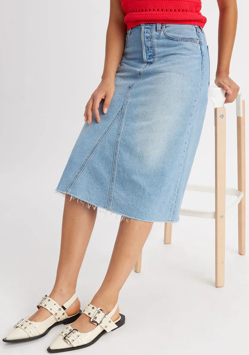 

Джинсовая юбка Levi's "HR A LINE DECON SKIRT", модной длины миди с потертыми краями, цвет Secret