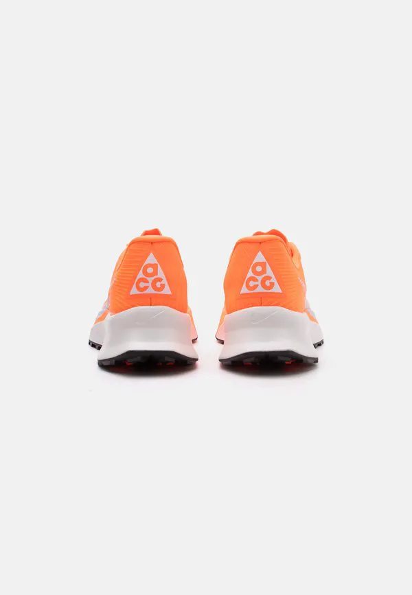 Кроссовки для трейлраннинга acg ultrafly Nike Acg, Hyper Crimson/White/Total Orange/Vivid Purple/Black — фото 3