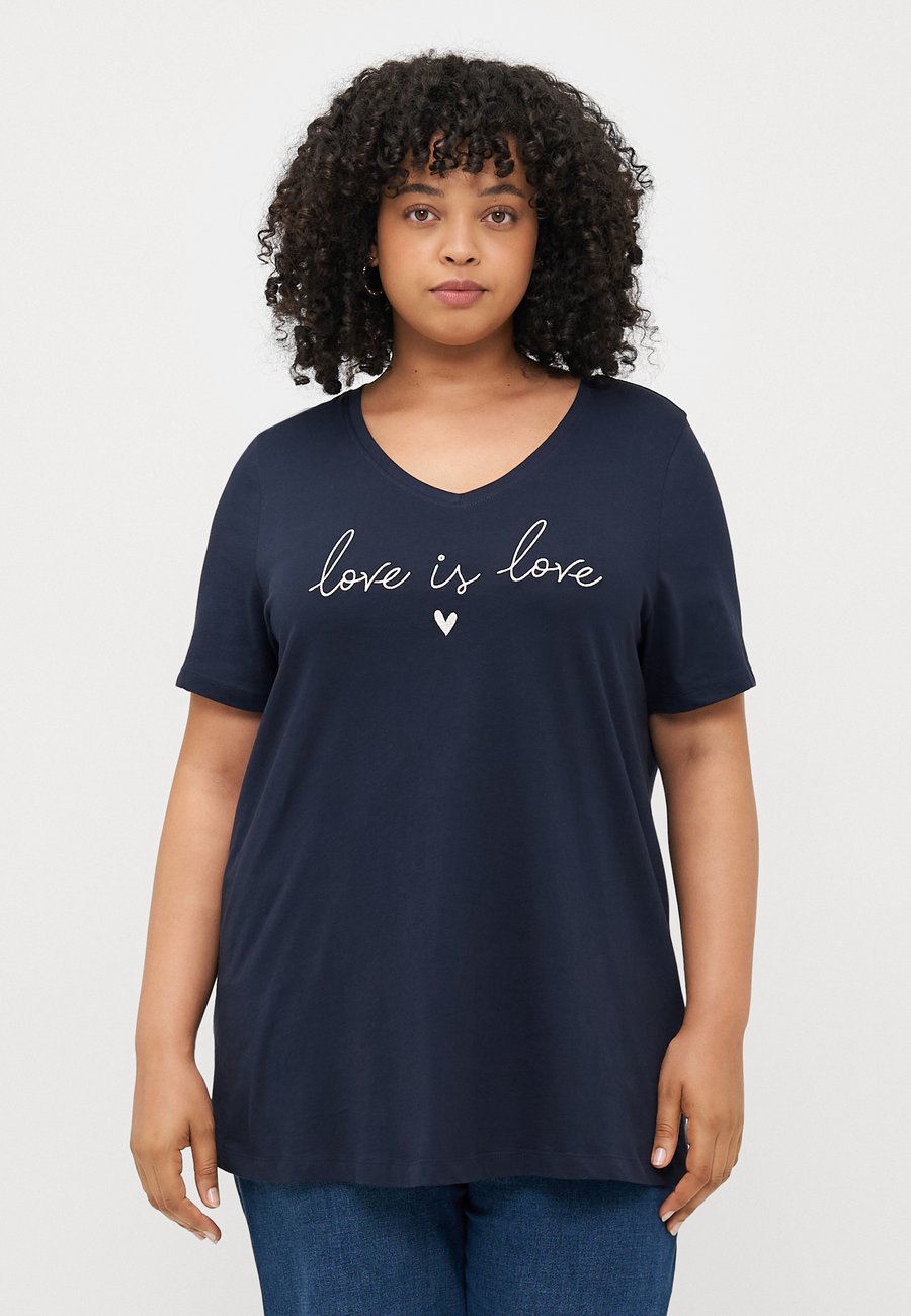 

Футболка ONLY Carmakoma CARKALLIE LIFE V NECK A SHAPE TEE , Night Sky Print/Dark Blue, Синий, Футболка ONLY Carmakoma CARKALLIE LIFE V NECK A SHAPE TEE , Night Sky Print/Dark Blue