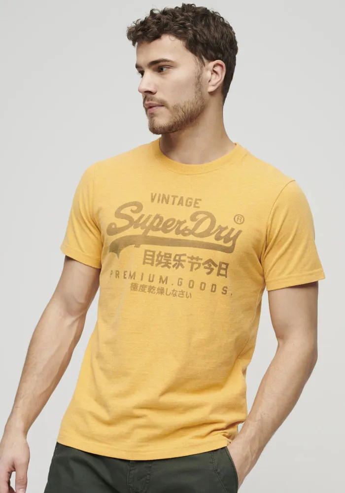 

Футболка Superdry "Basic Shirt CLASSIC VL HERITAGE T SHIRT с логотипом", изготовлена ​​из хлопка, за которым легко ухаживать, для комфортной посадки, желтый