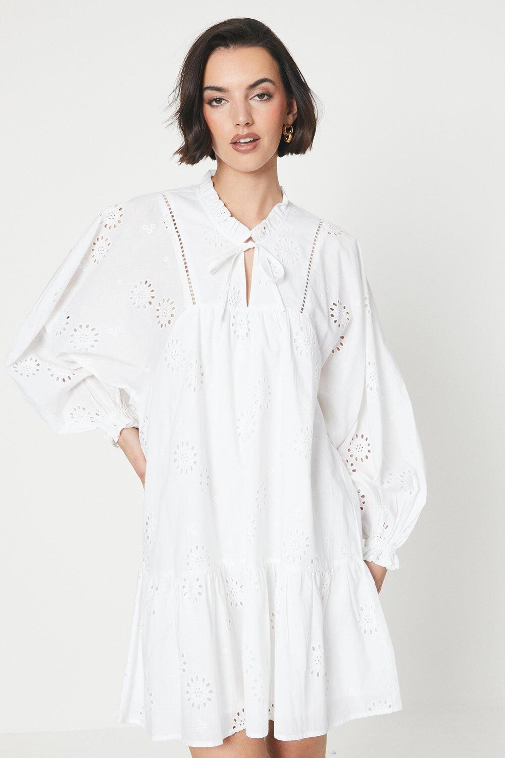 

Мини-платье Broderie с оборками и завязкой спереди Oasis, белый