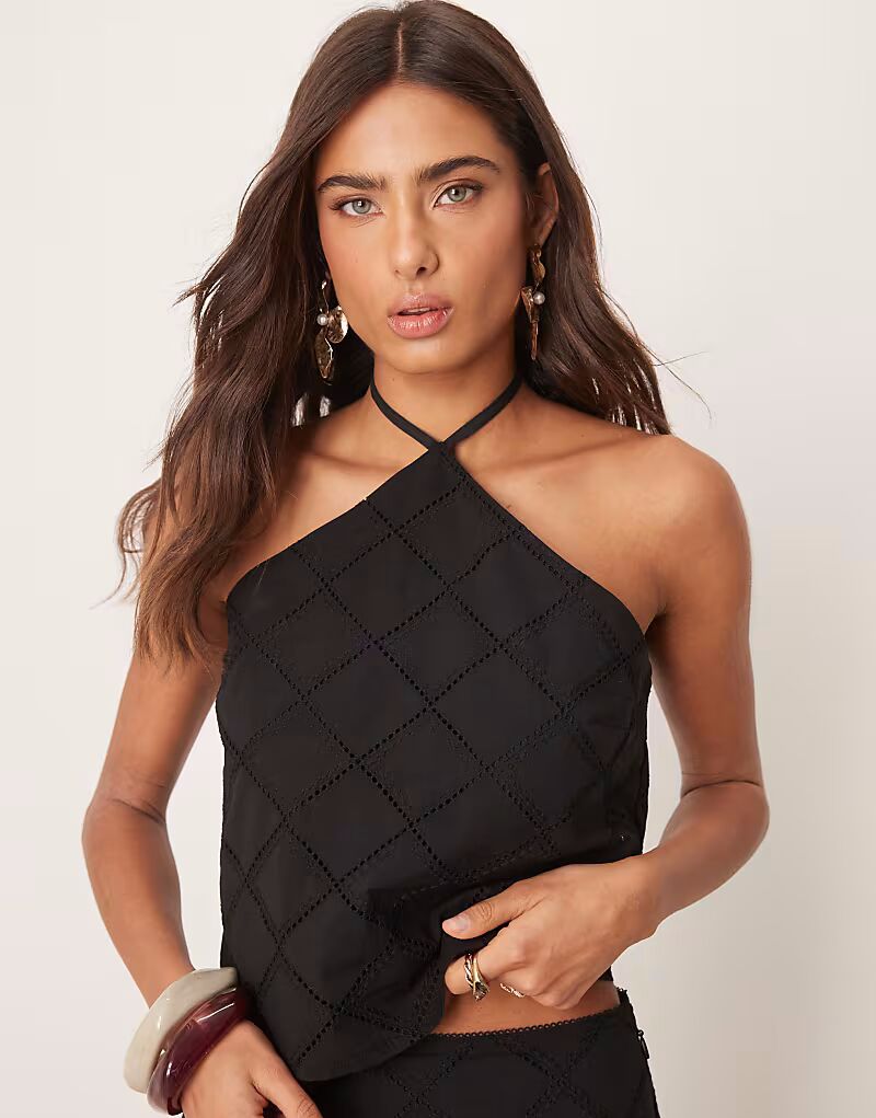 

Укороченный топ ASOS DESIGN с халтер-воротом и геометрическим узором черного цвета
