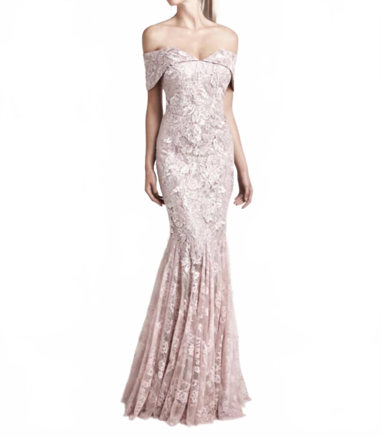 

Вышитое платье с открытыми плечами в цвете кварц Alexander by Daymor, Quartz