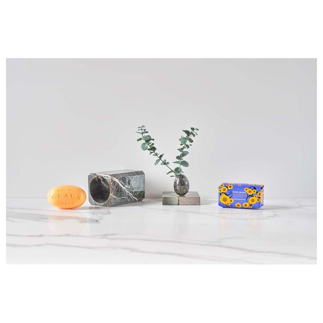 Мыло для тела ilyria honeysuckle soap Claus Porto, вес 150 гр. — фото 2