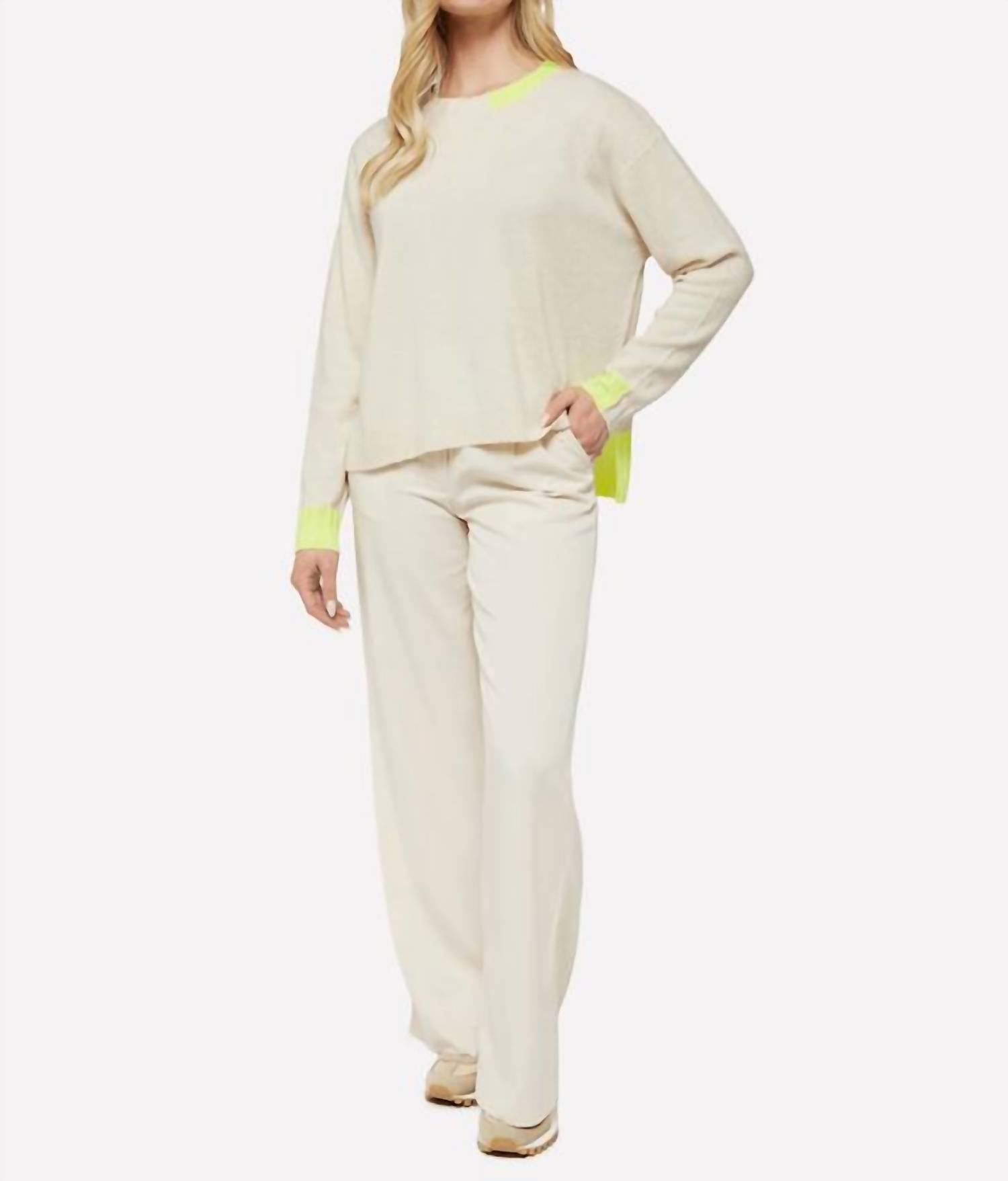 

Джемпер Billie с контрастным круглым вырезом в белом и неоновом цветах Brodie Cashmere