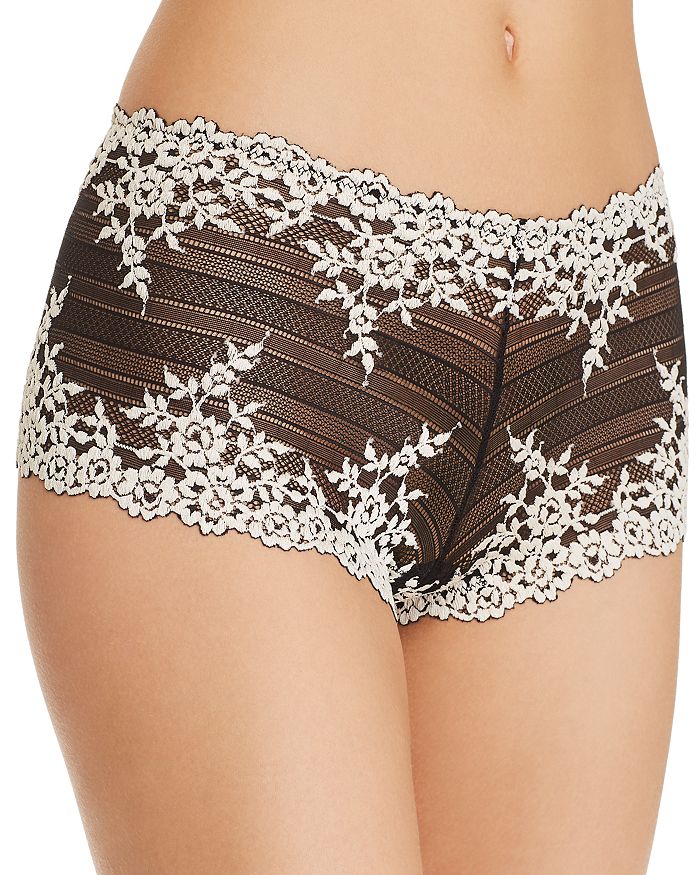 

Кружевные трусы женские Embrace Lace Boyshorts Wacoal, черный