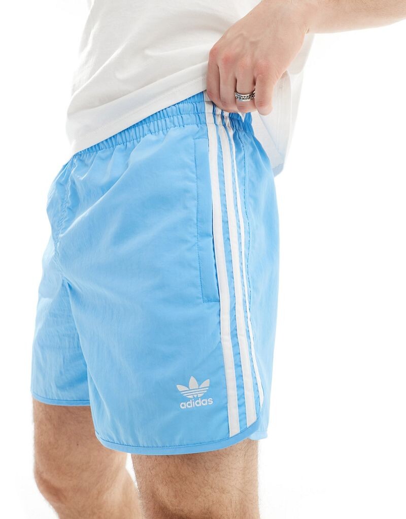 

Голубые спринтерские шорты adidas