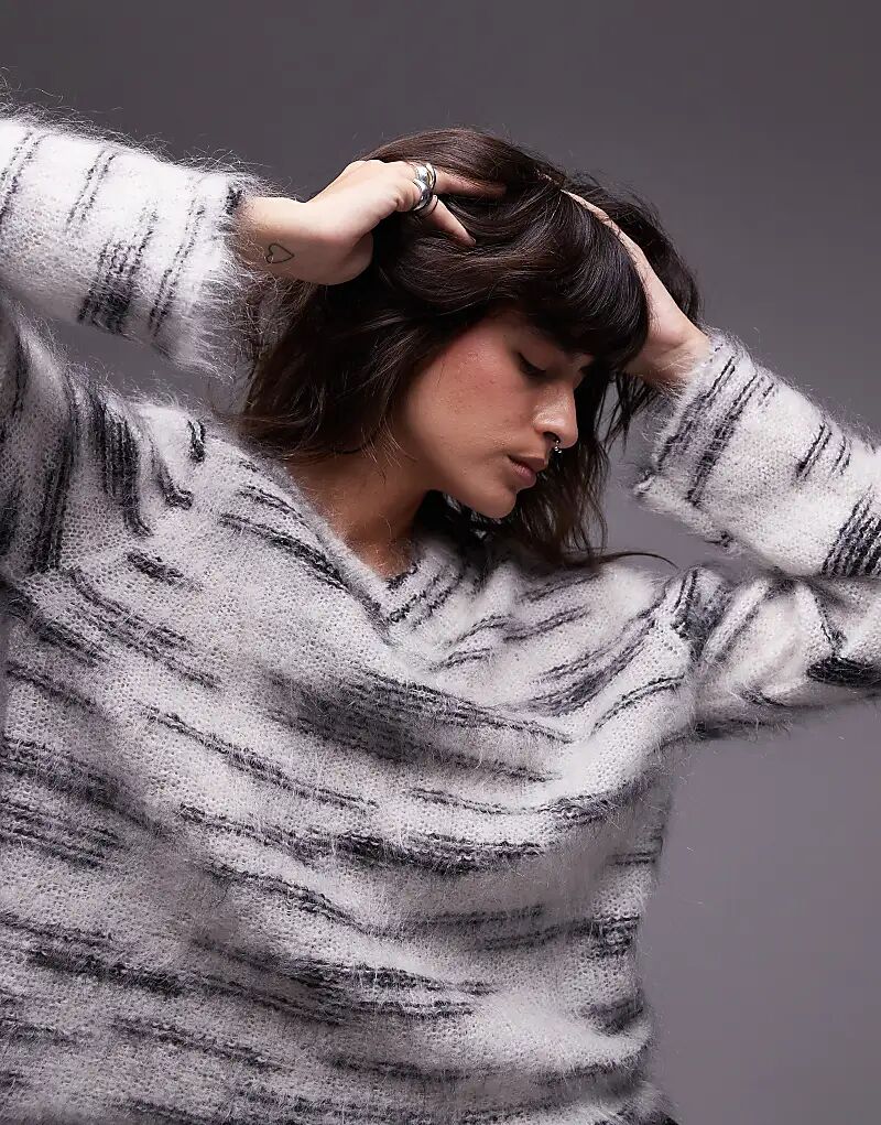 

Вязаный джемпер из премиального мохера с V-образным вырезом в монохромном исполнении Topshop