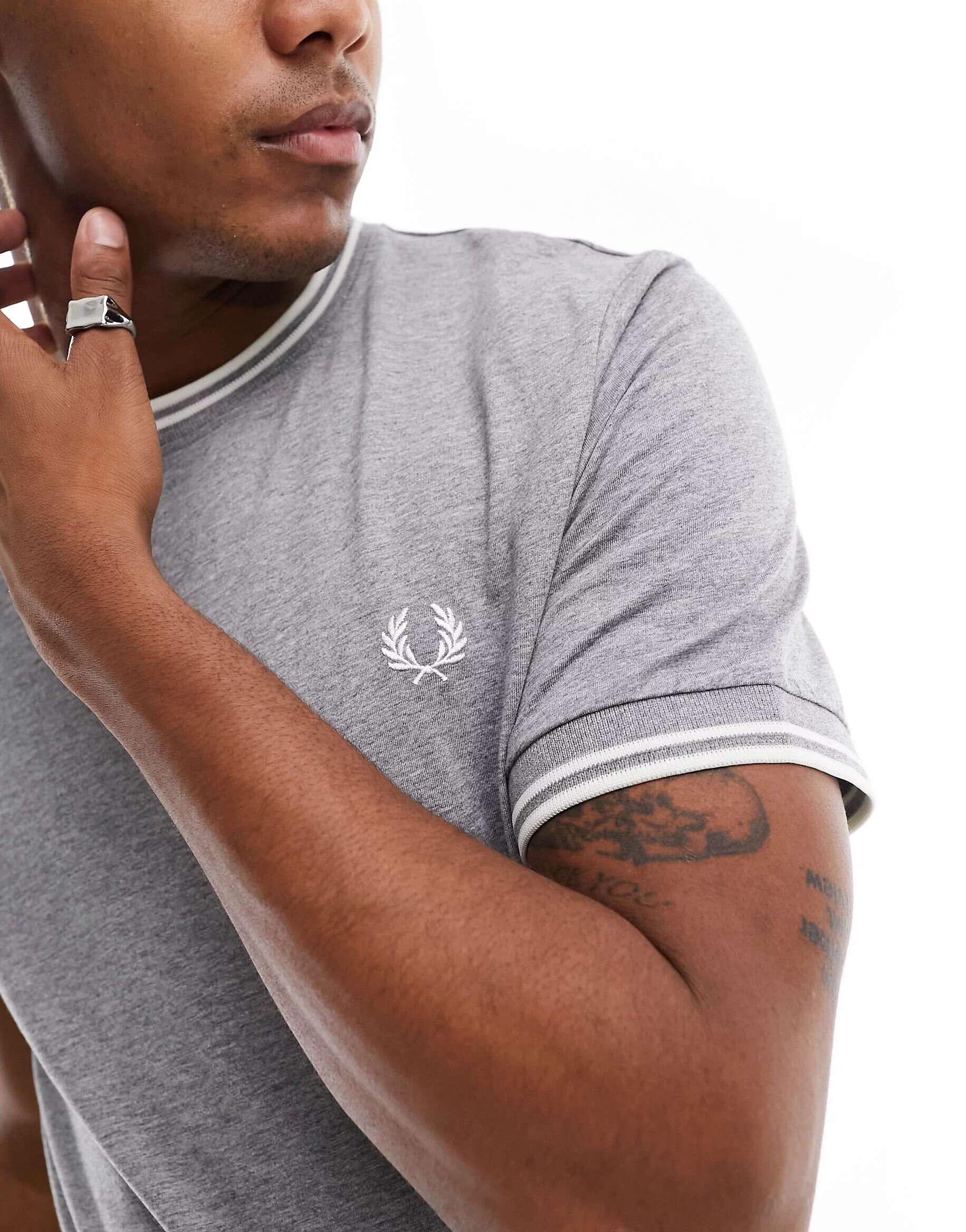 

Серая футболка с двойными кончиками Fred Perry