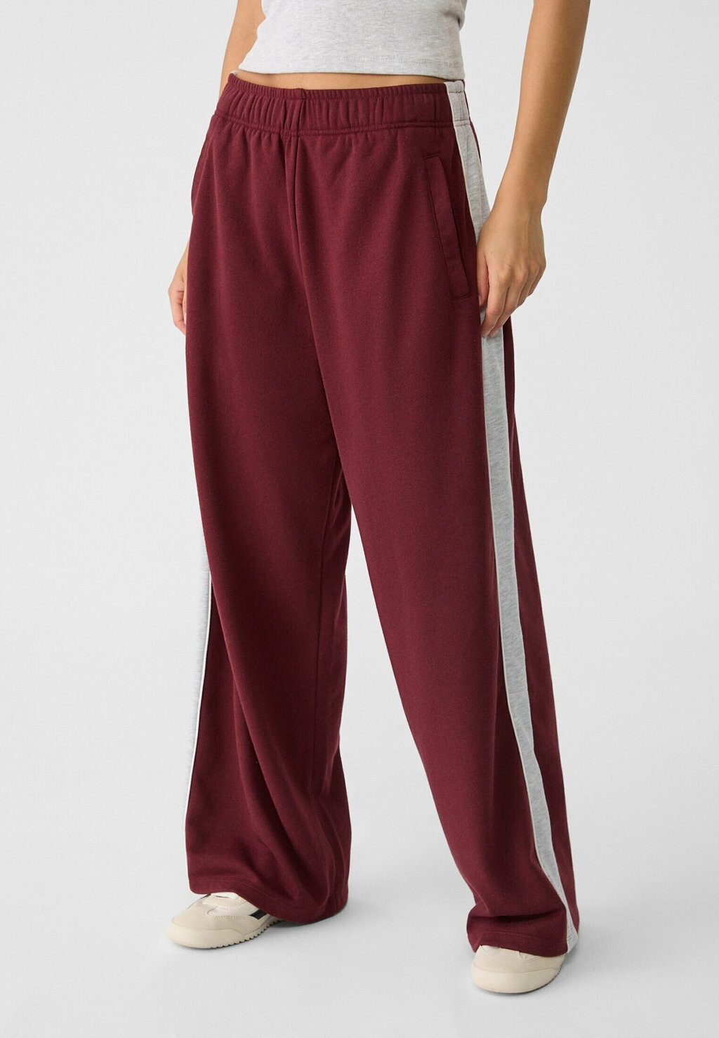 

Спортивные штаны PLUSH WITH SIDE STRIPE Stradivarius, Бордо