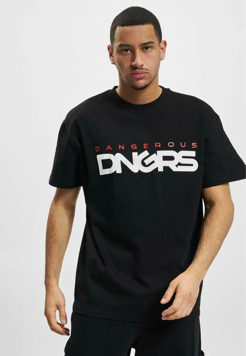 

Футболка с принтом Dangerous DNGRS, черный