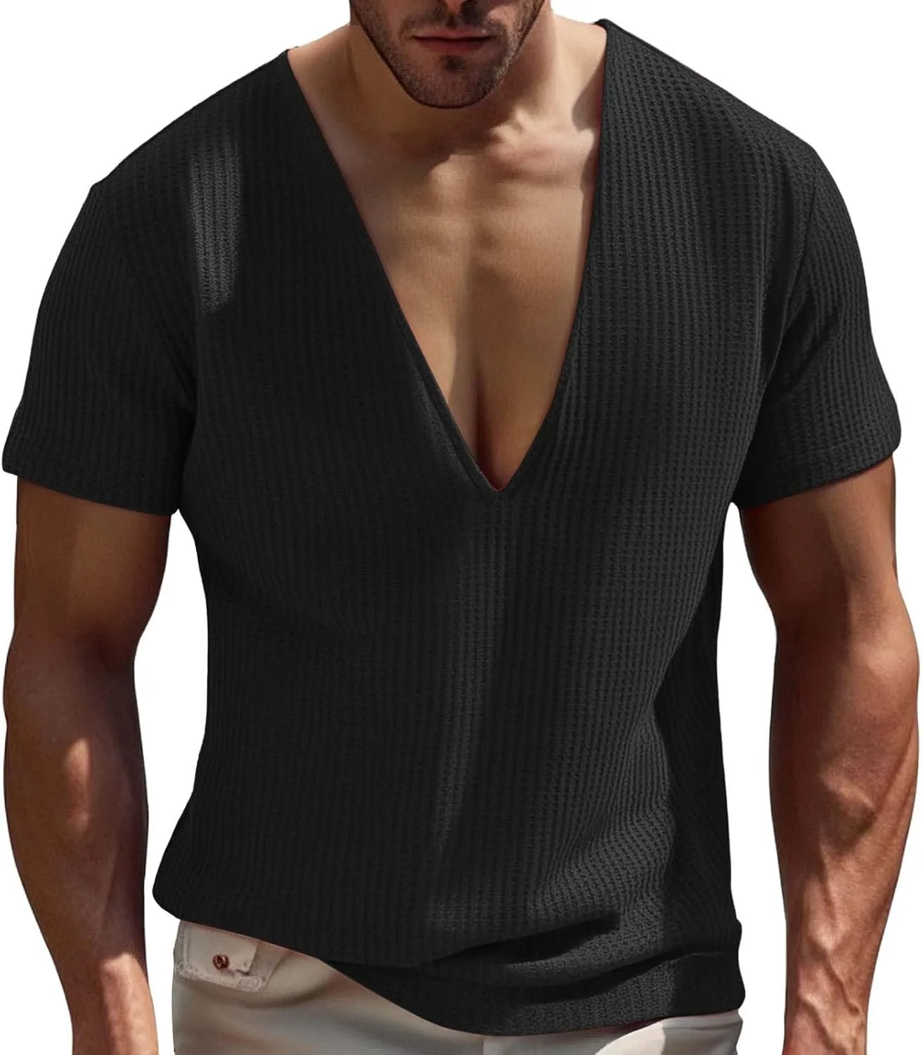 

Мужская футболка с глубоким V-вырезом и коротким рукавом