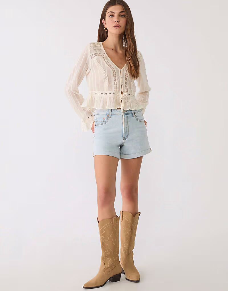 

Узкие шорты Stradivarius D85 mom в средне-синем цвете