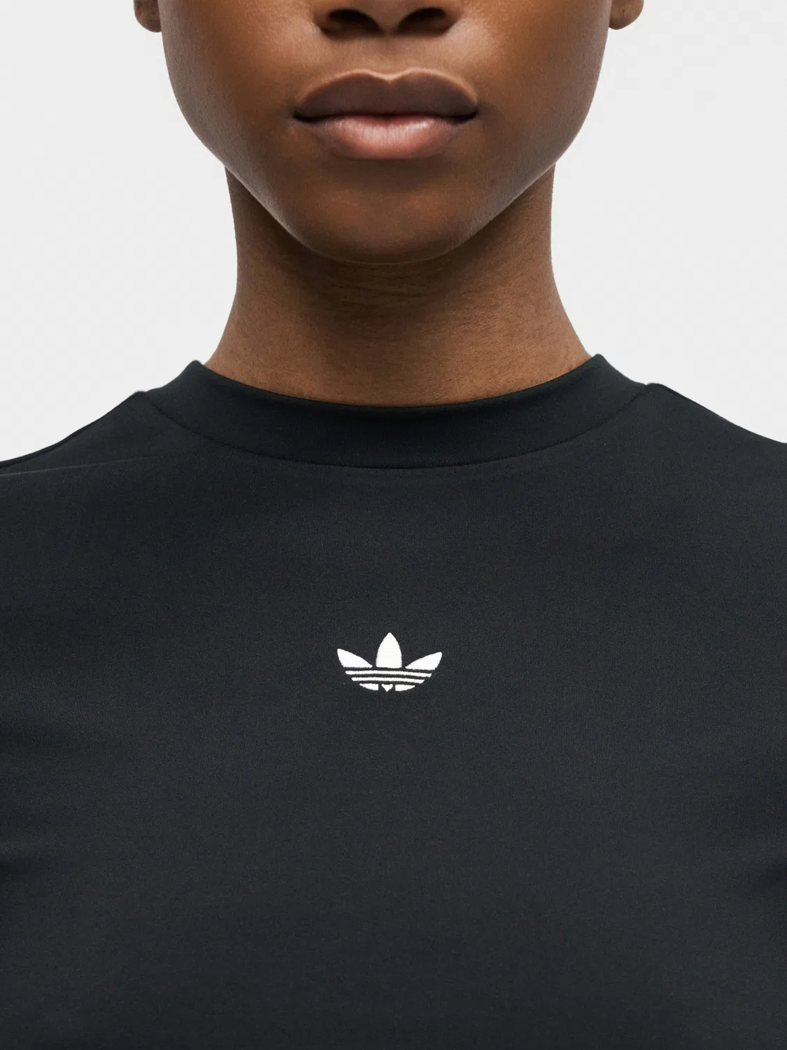 Футболка Adidas Originals ESS черного цвета — фото 2