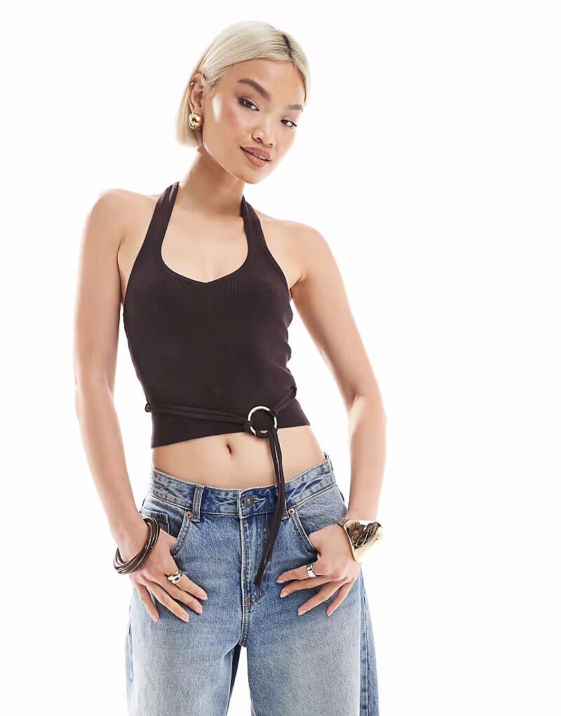 

Вязаный топ с халтернеем коричневого цвета Bershka