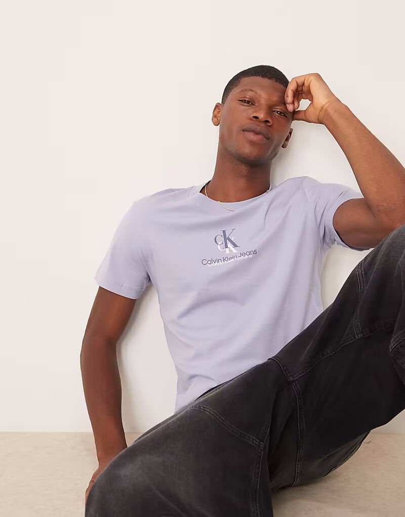 

Футболка с логотипом Calvin Klein Jeans в сиреневом цвете