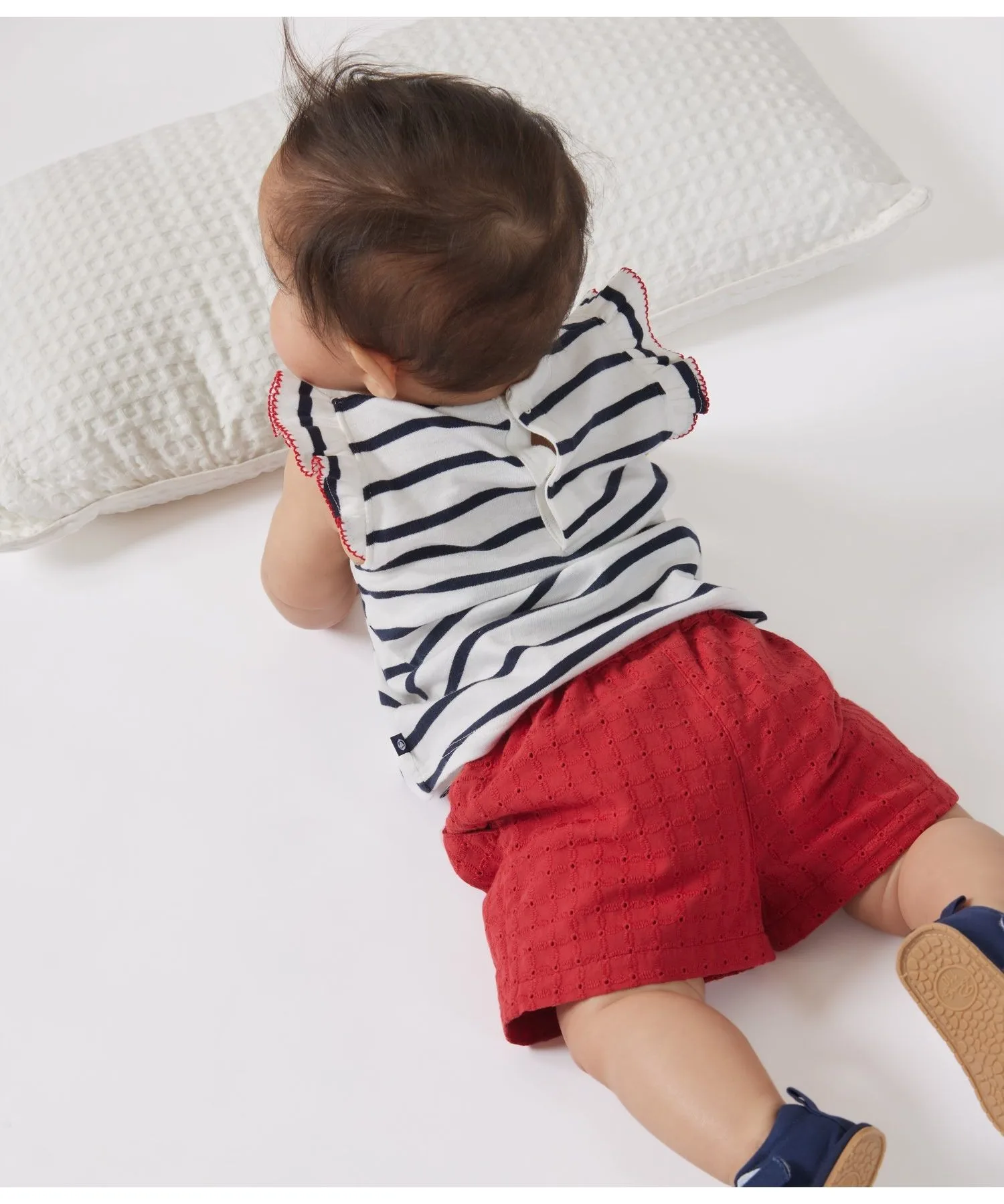 Детская блузка с коротким рукавом и красной отделкой PETIT BATEAU бело-синяя — фото 2