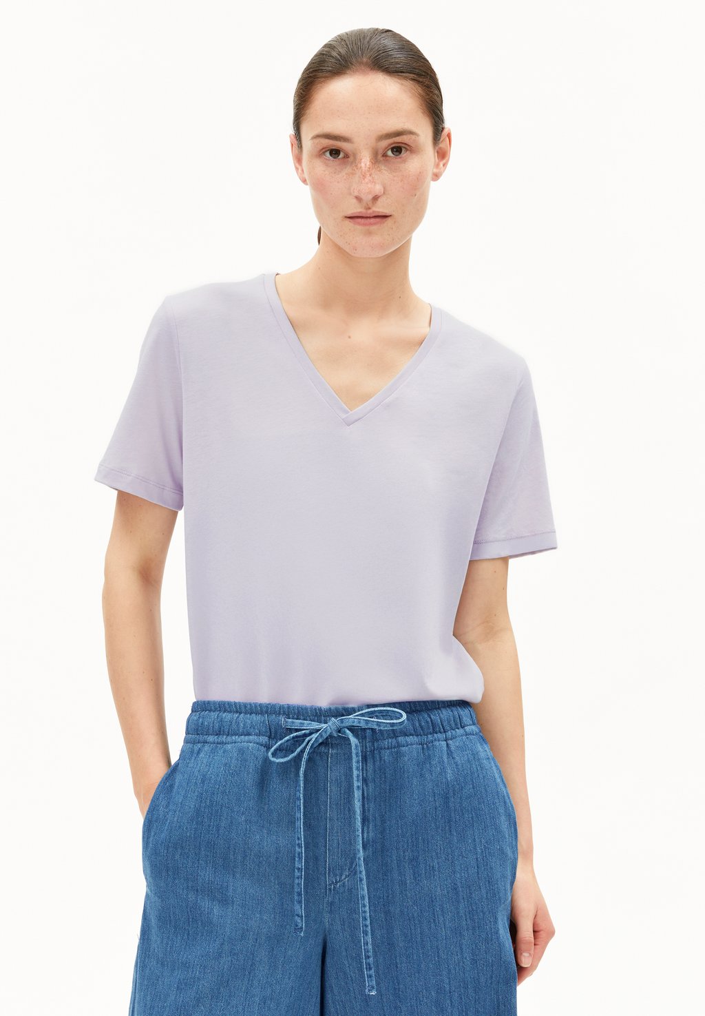 

Базовая футболка LUALAA V-NECK ARMEDANGELS, фиолетовый