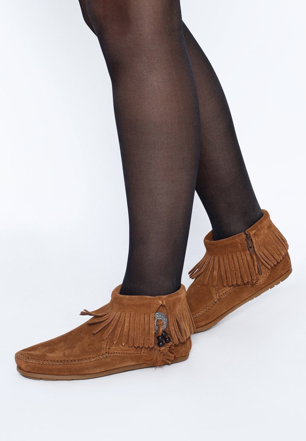 

Ботильоны CONCHO FEATHER Minnetonka, цвет cognac