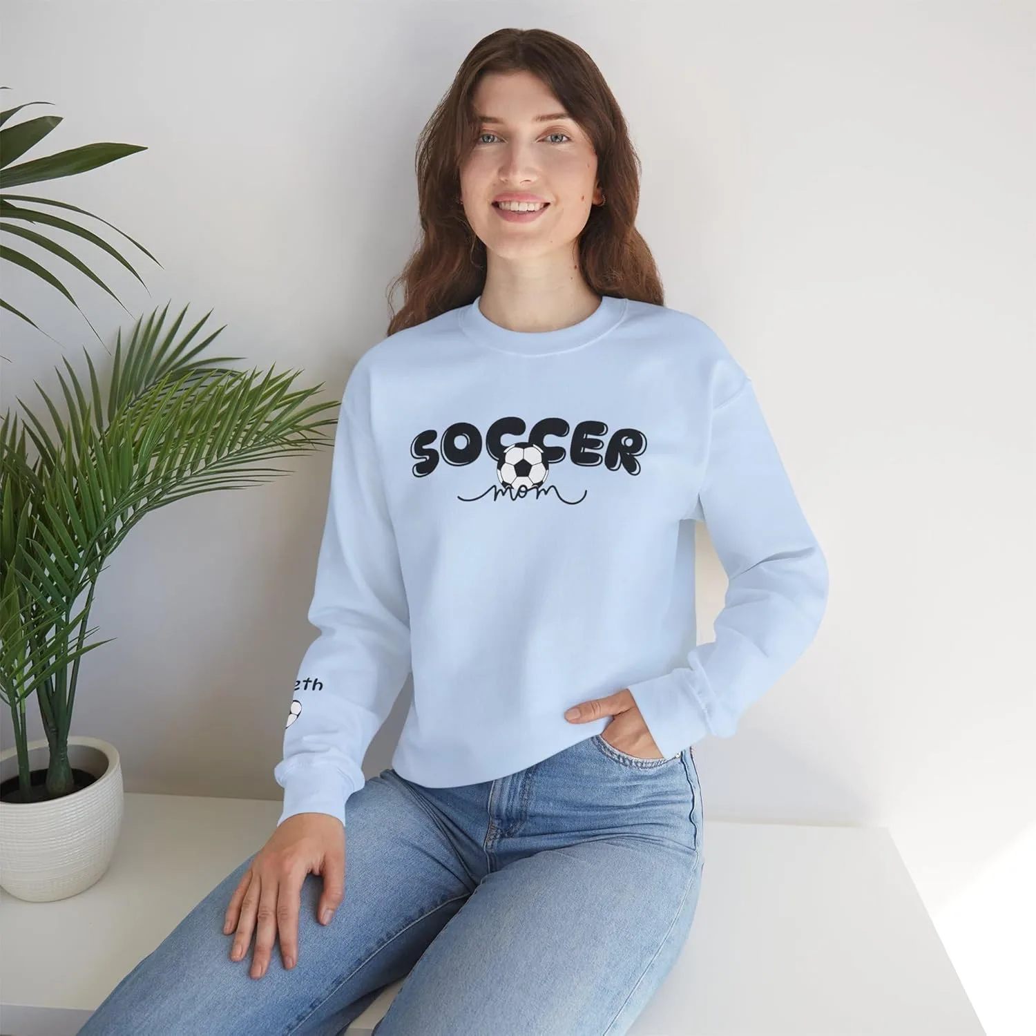 Свитшот Soccer Mom с именем на рукаве, уютный осенний подарок для спорта — фото 2