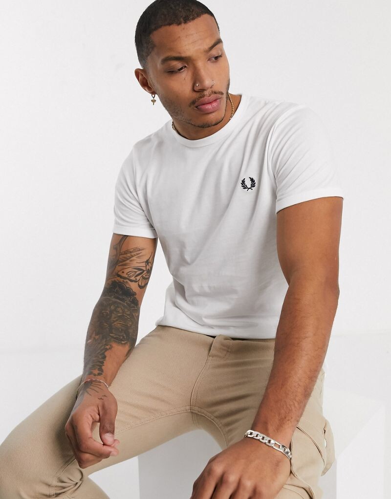

Белая футболка с надписью Fred Perry