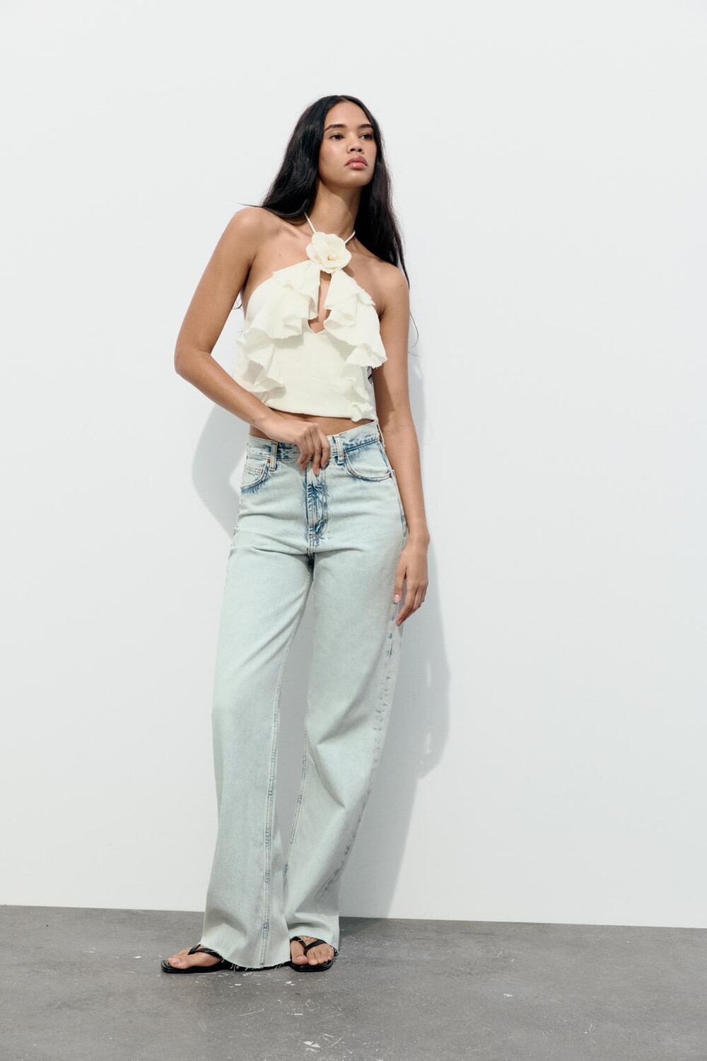 

Топ из хлопкового муслина с расширенными цветочными деталями ZARA, экрю
