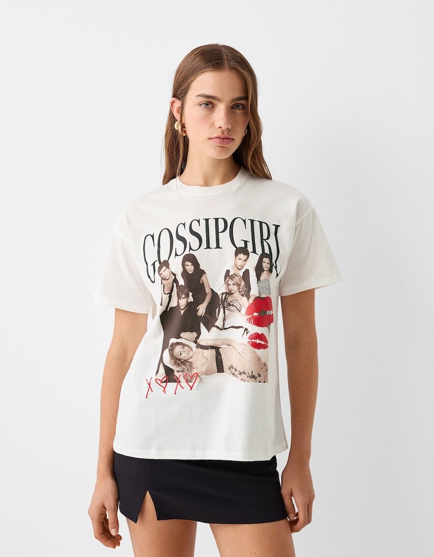 

Футболка с короткими рукавами и принтом gossip girl Bershka, бежевый