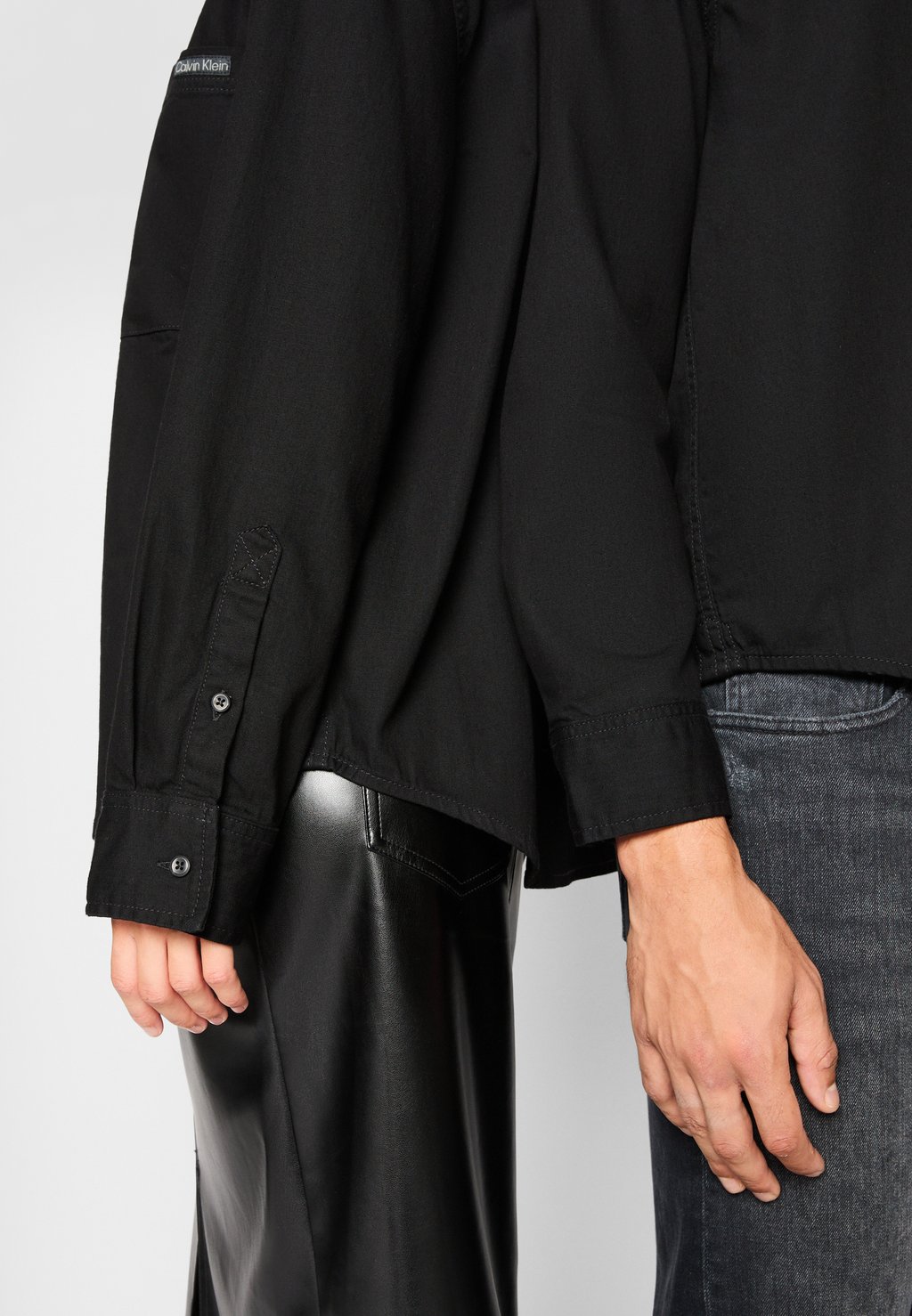 

Блузка на пуговицах EXCLUSIVE RELAXED UNISEX Calvin Klein Jeans, черный деним