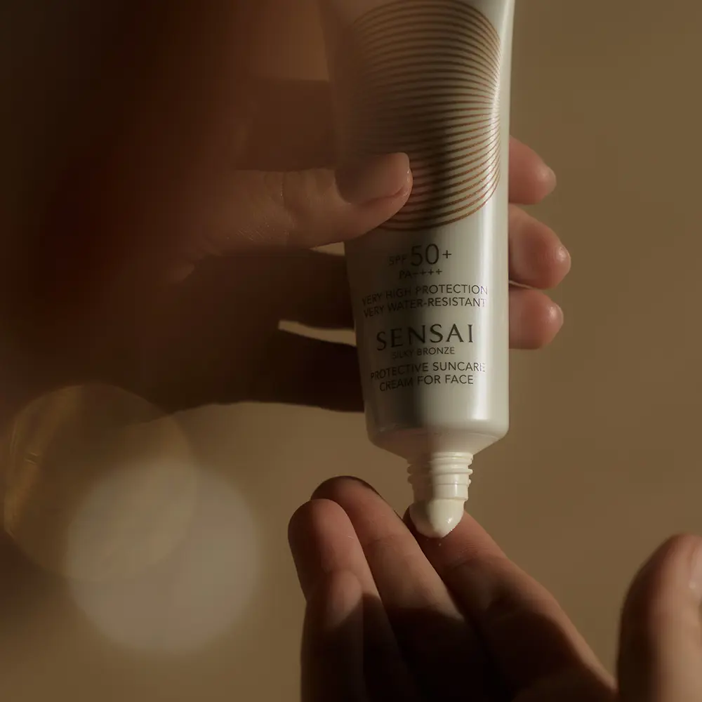 Солнцезащитный крем Silky bronze anti-ageing sun care for face spf50 Sensai, 50 мл. — фото 3