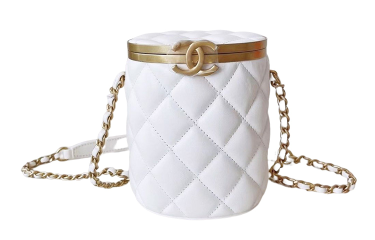 

CHANEL Овчинная сумка-ведро