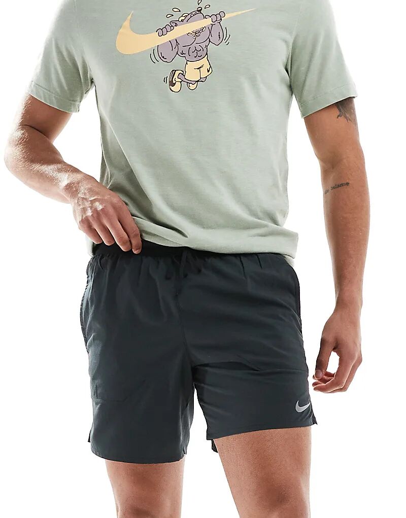 

Nike Running – Stride Dri-FIT – шорты для бега черного цвета, длина внутреннего шва 7 дюймов