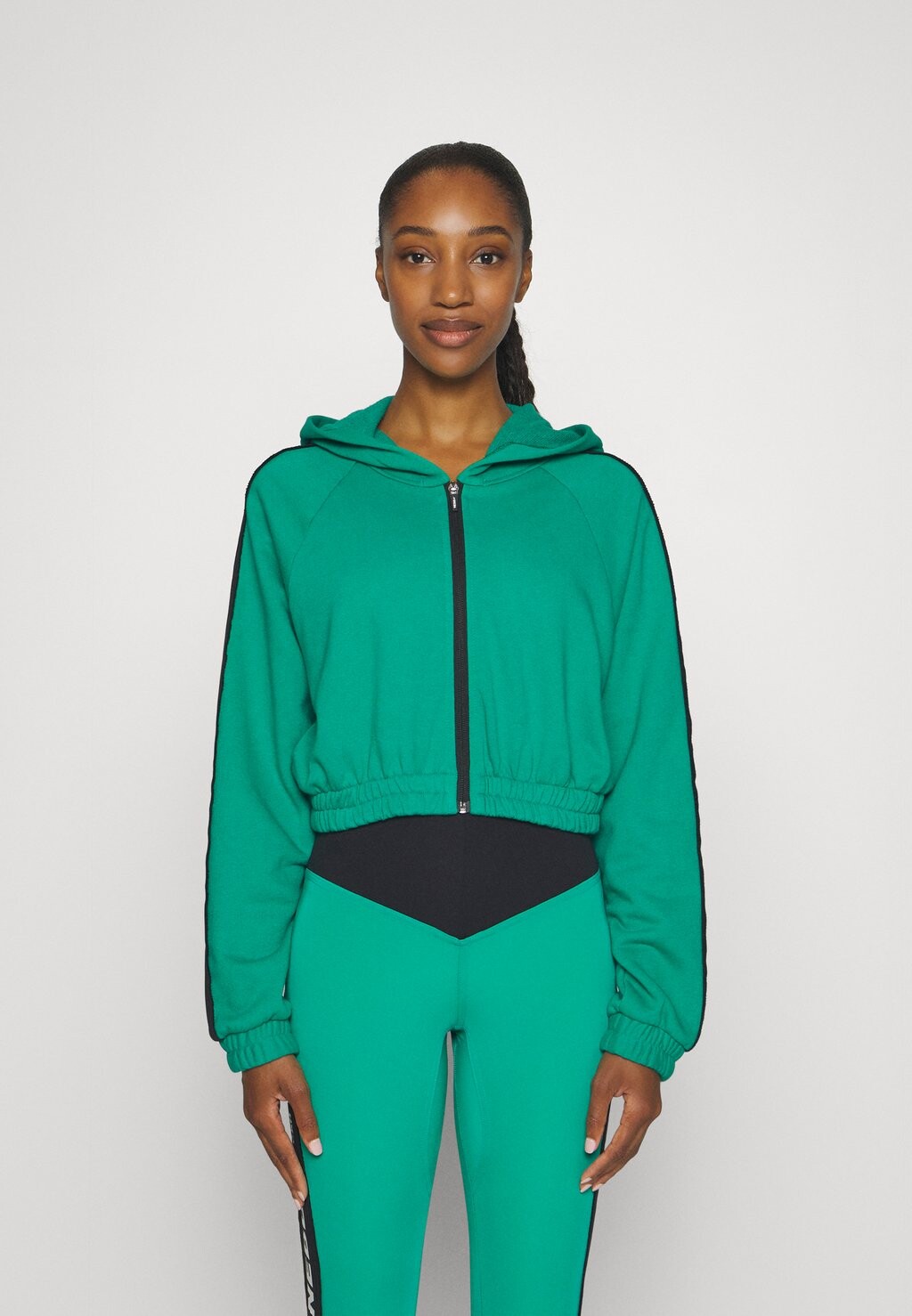 

Толстовка WOMEN CROPPED HOODIE Nebbia, цвет green
