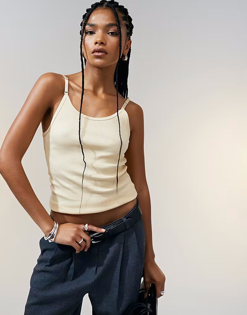 

Топ ASOS DESIGN с овальным вырезом и отделкой на бретелях цвета пахты