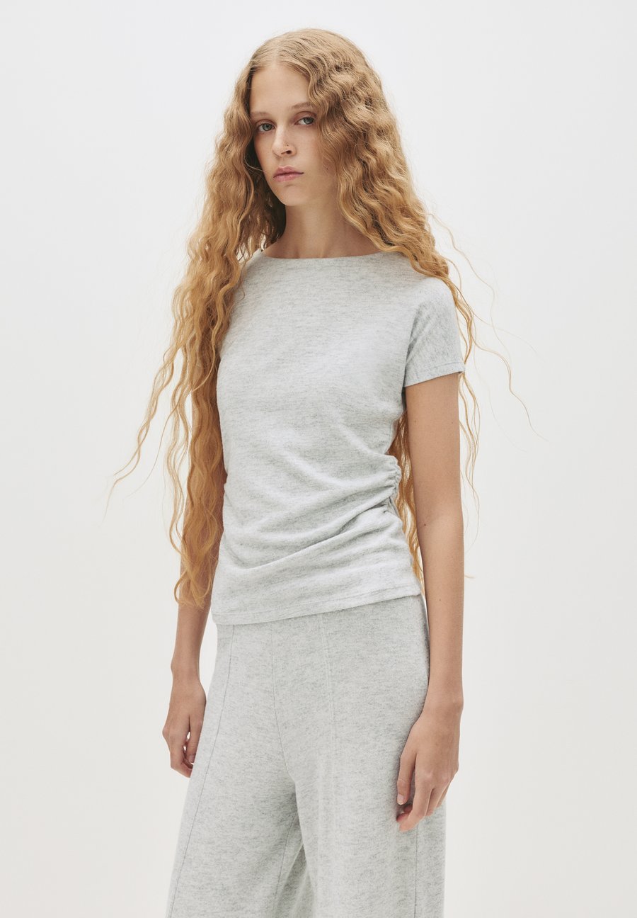 

Футболка PULL&BEAR SOFT TOUCH GATHERED, Light Grey