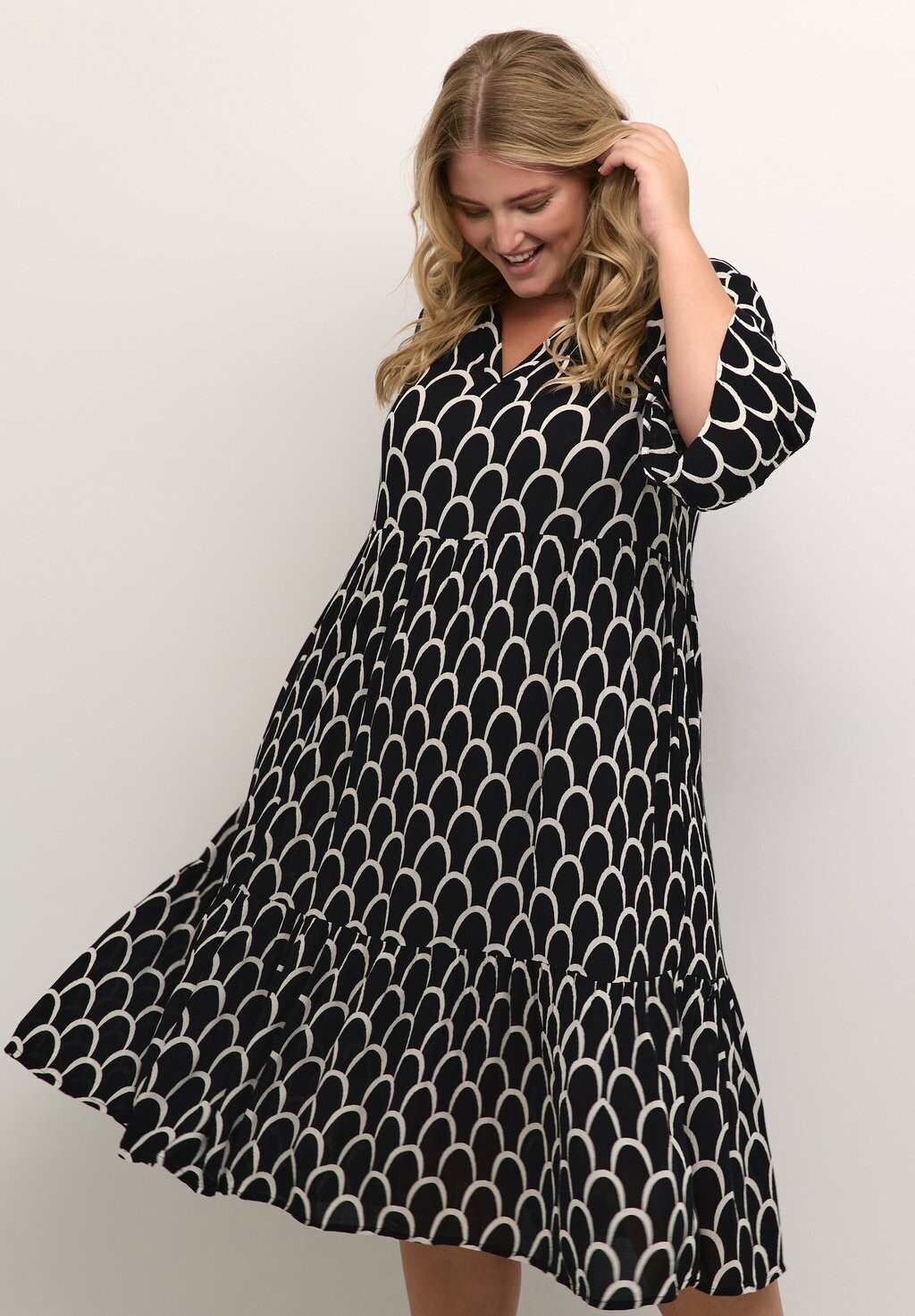 

Повседневное платье ERRY AMI Kaffe Curve, цвет black and white graphic print