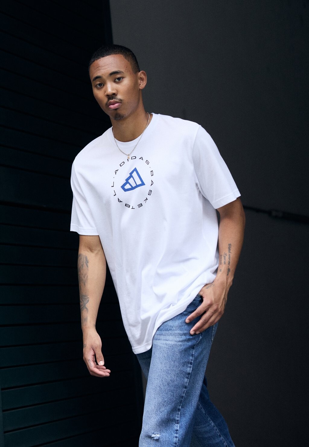 

Принт на футболке EMBLEM GRAPHIC TEE adidas, белый