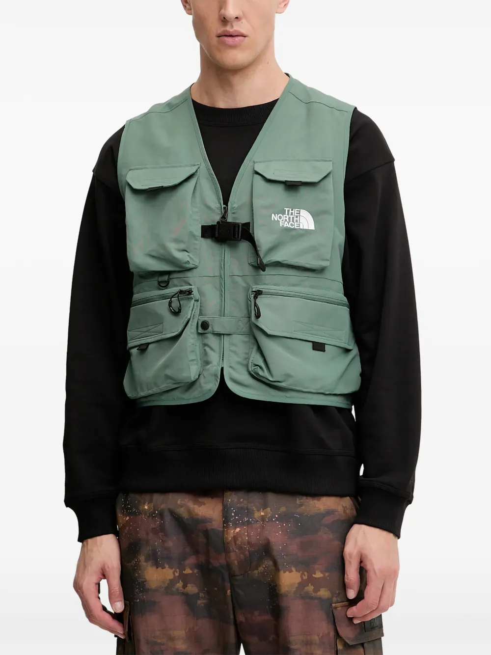 

Жилет с карманами в стиле милитари The North Face, зеленый