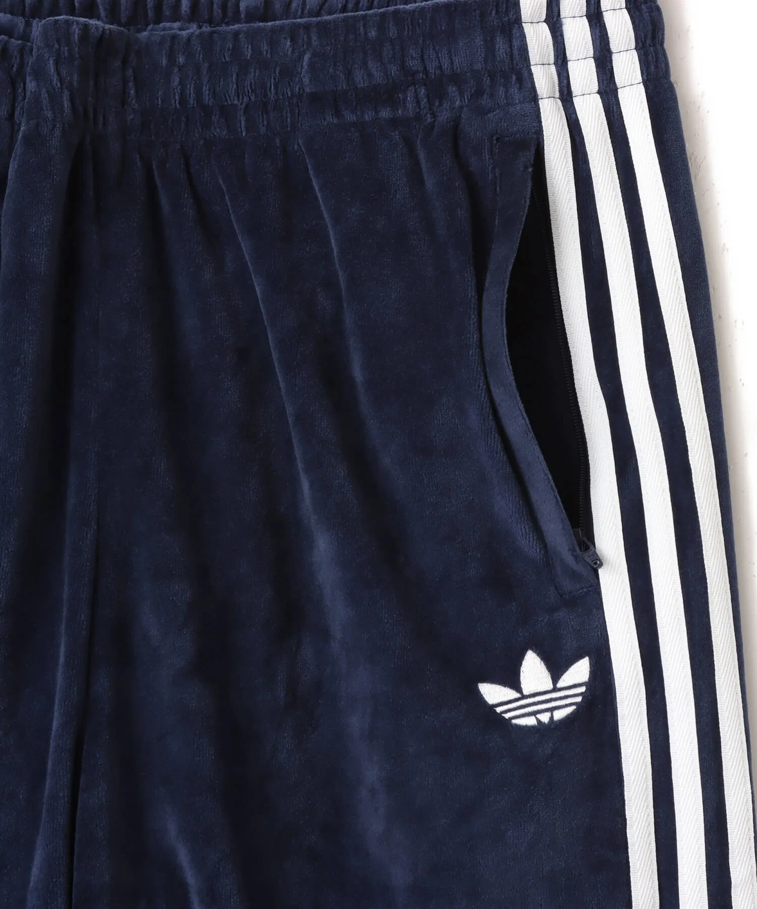 Мужские брюки adidas SST ADICOLOR VELOUR TRACK PANT — фото 3
