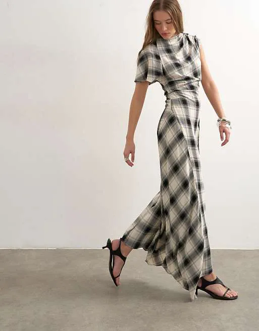 

Асимметричное платье макси с вытачками по бокам Topshop в моноклеточную клетку