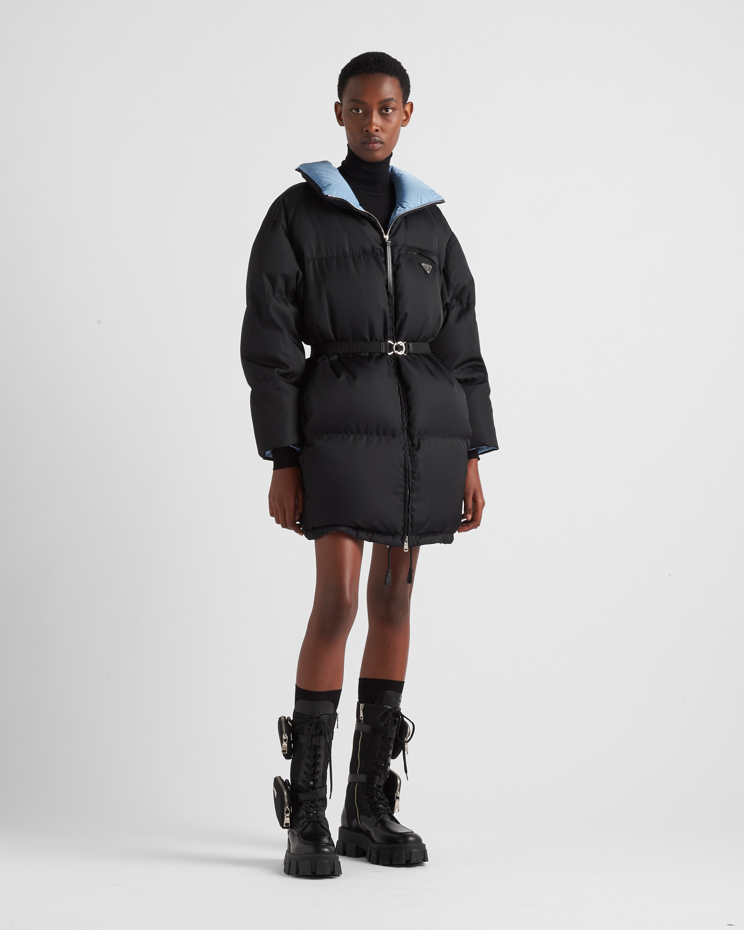 Пуховик с капюшоном из габардина Re-Nylon Prada, черный — фото 2