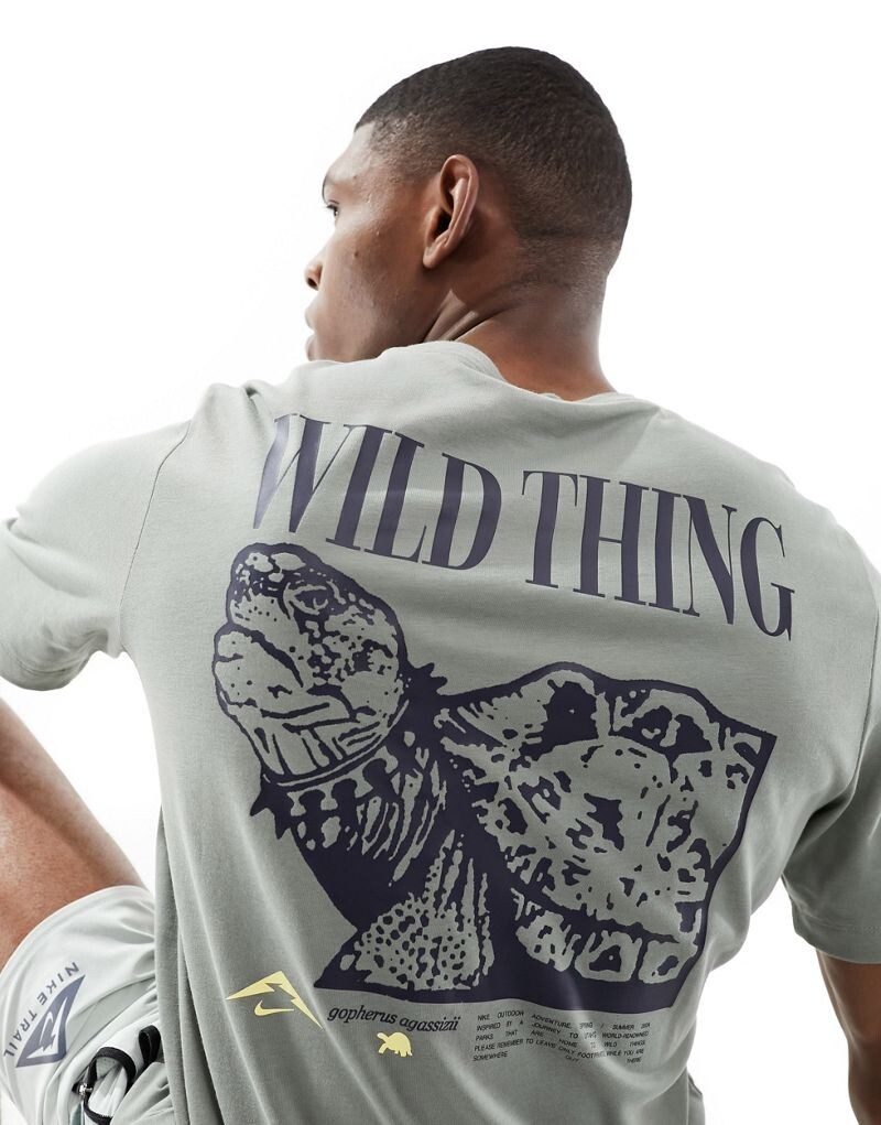 

Серая футболка с графическим рисунком Nike Trail Dri-Fit