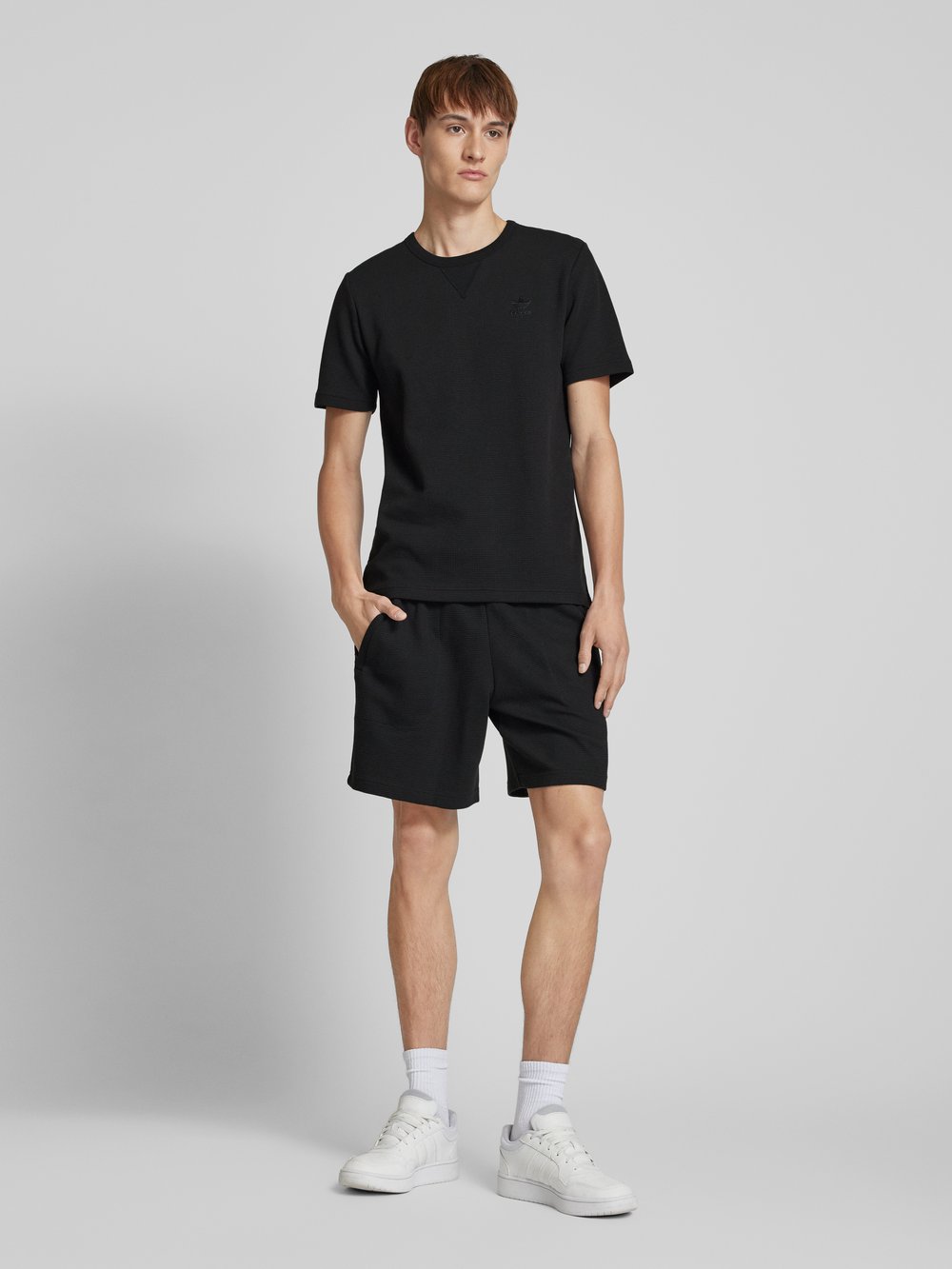 

Шорты прямого кроя с фактурным узором adidas Originals, черный